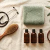 Stéthoscope, brosse, flacons ambrés sans étiquette et collier de cuir sur du lin crème — AJNEXA Veterinary Prompt Pack