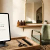 Couverture du Hair Salon Prompt Pack sur une tablette à un poste de coiffage, ciseaux et peigne sur un plateau en bois — 50 prompts IA — AJNEXA