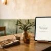 Couverture du Restaurant Prompt Pack sur une tablette, sur une table dressée — 50 prompts IA pour cafés et bistrots — AJNEXA
